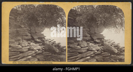 Una fotografia di Adin French Styles che cattura Cumberland Head sul lago Champlain, mostrando il paesaggio naturale, l'acqua e il terreno circostante. Foto Stock