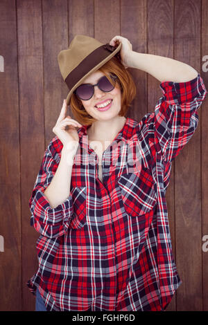 Sorridente hipster indossando un trilby e occhiali da sole Foto Stock