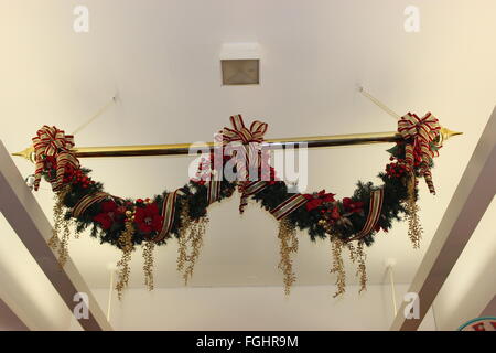 Appendere decorazione di Natale presso il Mercato di Quincy Boston, Stati Uniti d'America Foto Stock