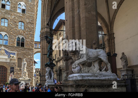 Firenze, Italia - 22 settembre 2015 : Vista di Lion scultura in Piazza della Signoria a Firenze, con le persone e con le sculture. Foto Stock