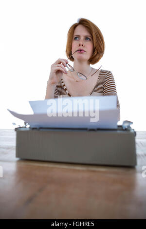 Hipster donna pensando di fronte a lei i nastri inchiostratori per macchine da scrivere Foto Stock