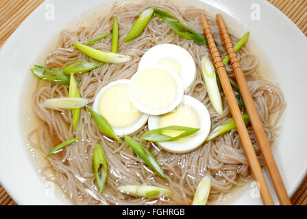 Oriental noodle soup con uova sode e cipolla Foto Stock