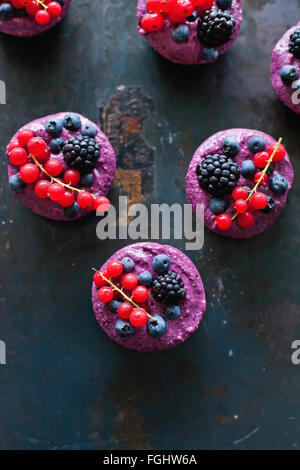 Vegan raw crostate di Berry su sfondo nero Foto Stock