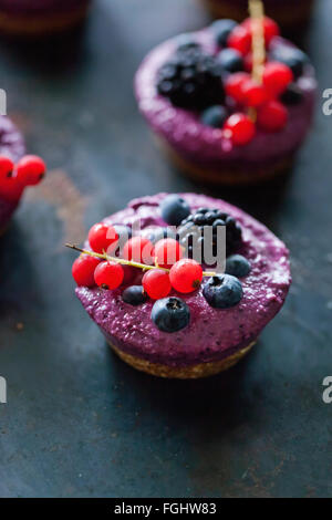 Vegan raw crostate di Berry su sfondo nero Foto Stock