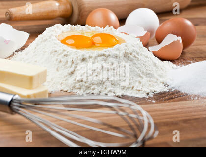 Preparazione di uova Ingredienti farina per fare frittelle Foto Stock