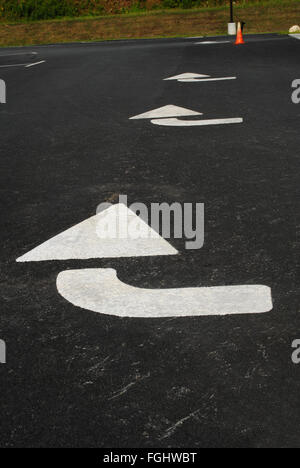 Freccia direzionale strada dipinte di segno Foto Stock
