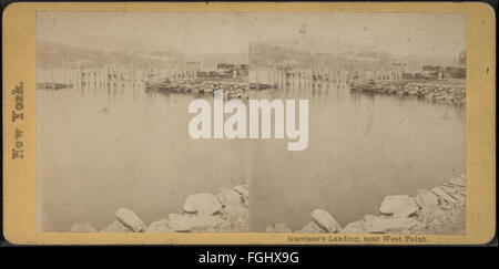 Una fotografia della collezione Robert N. Dennis che mostra Garrison's Landing vicino a West Point, catturando la vista panoramica del fiume Hudson. Foto Stock