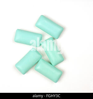 Cinque gomme da masticare su sfondo bianco Foto Stock