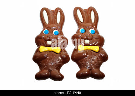 Cioccolato due conigli pasquali su bianco Foto Stock