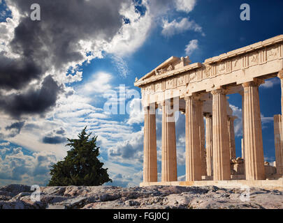 Atene - l'Acropoli e la bellissima cloudscape Foto Stock