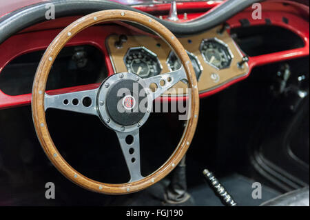 Londra, Regno Unito. Il 19 febbraio 2016. L'interno di un 1954 MG Midget TF Roadster sul display come i visitatori accorrono al London Classic Car Show presso il centro Excel nei Docklands. Ora nel suo secondo anno la mostra offre ai visitatori la possibilità di vedere i veicoli classici fino vicino così come vedere un selezionato pochi essendo azionati in Grand Avenue parate. Credito: Stephen Chung / Alamy Live News Foto Stock