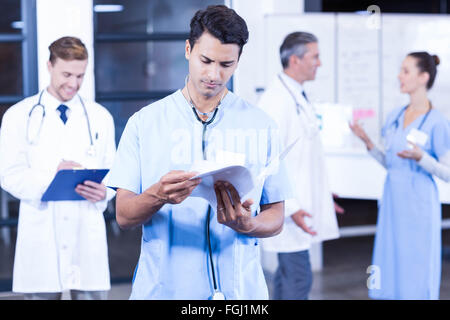 Controllo medico rapporto medico in ospedale Foto Stock