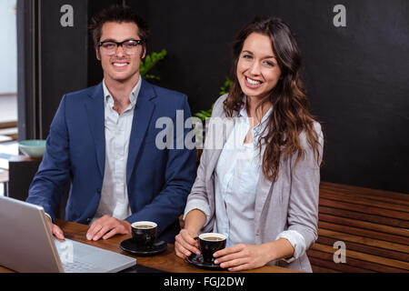 La gente di affari a lavorare con il computer portatile e caffè Foto Stock