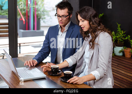 La gente di affari a lavorare con il computer portatile e caffè Foto Stock