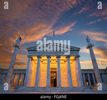 Atene - Accademia Nazionale edificio in mattinata al tramonto. Foto Stock