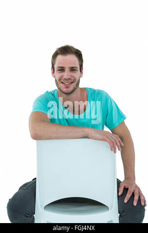 Hipster uomo seduto su una sedia Foto Stock