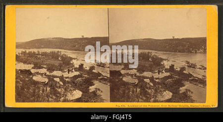 Una vista da Bolivar Heights che guarda sul fiume Potomac verso Harper's Ferry, catturata nella collezione Robert N. Dennis. La fotografia evidenzia il fiume e il paesaggio naturale circostante. Foto Stock