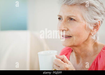 Senior donna bevendo una tazza di caffè Foto Stock