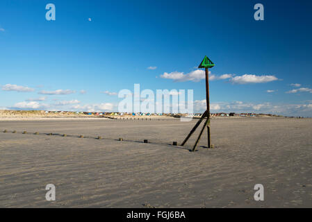 Il quasi deserta spiaggia a West Wittering a bassa marea su un pomeriggio invernale Foto Stock