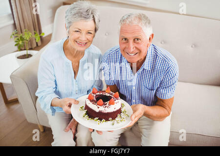 Uomo Senior Con La Torta Di Compleanno Immagine Stock - Immagine di  compleanno, malattia: 33252935