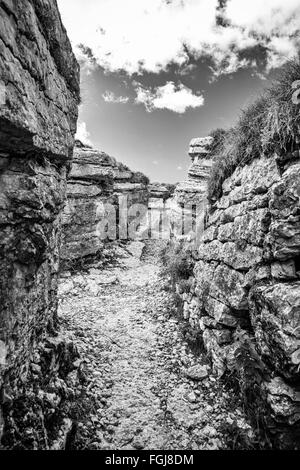 Trincea scavata nella roccia risalenti alla Prima Guerra Mondiale si trova sulle Alpi italiane. Foto Stock