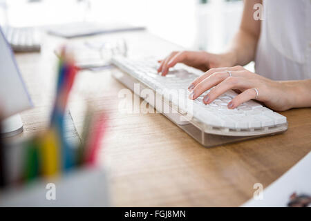 Womans mani digitando su una tastiera Foto Stock