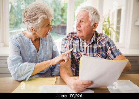 Preoccupato coppia senior di controllare le loro fatture Foto Stock