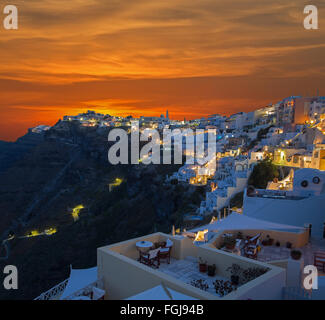 SANTORINI, Grecia - 6 ottobre 2015: Fira di mattina al tramonto e la Firostefani Foto Stock