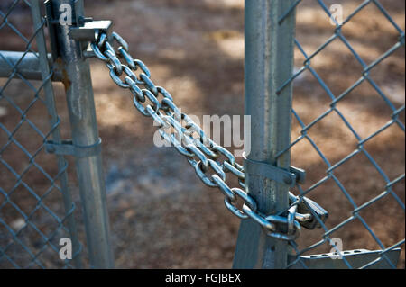 Catena forte e bloccare la porta di fissaggio Foto Stock