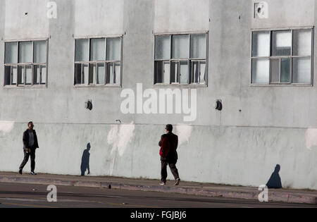 La gente sul marciapiede, San Diego, California, Stati Uniti d'America Foto Stock