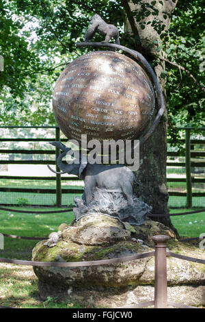 Monumento a Giovanni Aspinall. fondatore di Howletts e Port Lympne wild Parchi animali Foto Stock