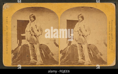 Una fotografia di Shee-zah-nan-tan, un Jicarilla Apache Brave, che indossa un abbigliamento tradizionale nel nord del nuovo Messico, scattata da Timothy H. Sullivan. Foto Stock