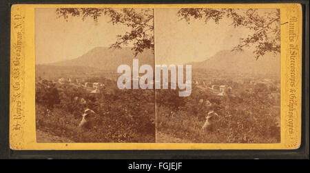 Una fotografia della collezione Robert N. Dennis che mostra il fiume Shenandoah da Strasburg, Virginia, catturando la bellezza panoramica del fiume e il paesaggio circostante. Foto Stock
