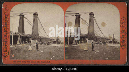 Questa immagine stereoscopica della collezione Robert N. Dennis mostra il ponte sospeso alle Cascate del Niagara dal lato canadese, catturando la struttura e il paesaggio naturale circostante. Foto Stock