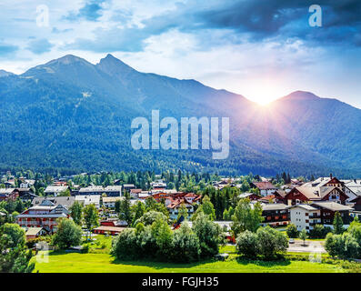 Bellissima vista sul piccolo villaggio di montagna di Seefeld in Tirol è un antico borgo agricolo, importante località turistica in Innsbruck-Land Foto Stock