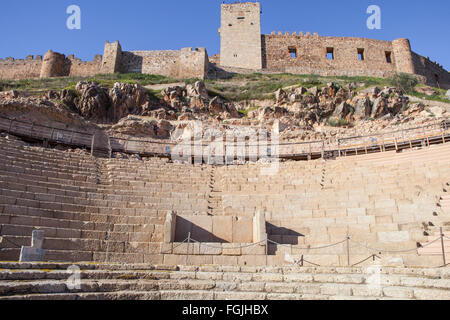 Teatro romano e il castello di Medellin, Spagna. Vista bassa da stadio a grandstand Foto Stock