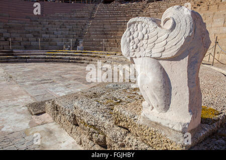 Teatro romano di Medellin, Spagna. Leone alato scultura in orchestra lato Foto Stock