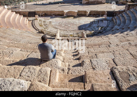 Turisti in visita al teatro romano di Medellin, Spagna. Egli è seduto sul grandstand godendo di una magnifica vista Foto Stock