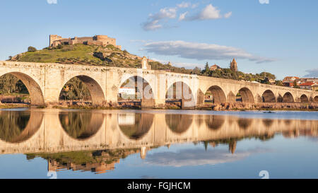 Medellin ponte vecchio castello e dal fiume Guadiana, Spagna Foto Stock