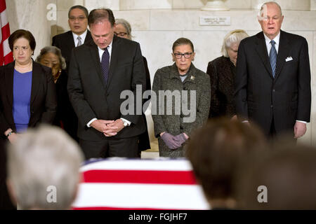 Washington, Distretto di Columbia, Stati Uniti d'America. 19 Feb, 2016. La Corte suprema degli Stati Uniti i giudici Elena Kagan, sinistra, Samuel Anthony Alito, Jr., Ruth Bader Ginsburg e Antonio M. Kennedy reagisce durante le preghiere in una cerimonia privata nella grande sala della Corte suprema degli Stati Uniti dove fine della Corte Suprema Antonin Scalia risiede nel riposo in Washington, DC il Venerdì, 19 febbraio 2016. Credito: Jacquelyn Martin/Piscina via CNP Credito: Jacquelyn Martin/CNP/ZUMA filo/Alamy Live News Foto Stock