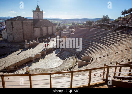 Due persone con guida turistica visita del teatro romano di Medellin, Spagna. Alta Vista dalla tribuna dello stadio Foto Stock