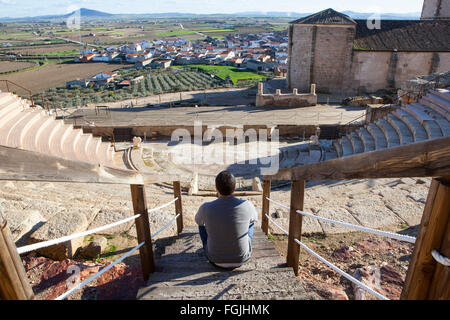 Turisti in visita al teatro romano di Medellin, Spagna. Egli è seduto sul grandstand godendo di una magnifica vista Foto Stock