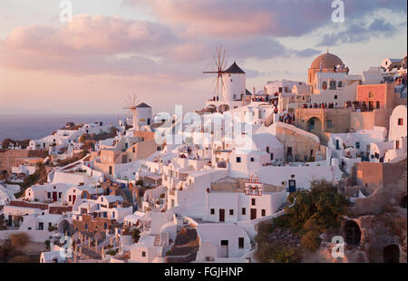 SANTORINI, Grecia - 4 ottobre 2015: Il look alla parte di Oia con i mulini a vento nella luce della sera. Foto Stock