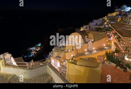 Santorini - lo sguardo dalla città giù al porto Amoudi in Oia. Foto Stock