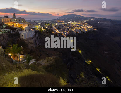 SANTORINI, Grecia - 5 ottobre 2015: Fira di mattina crepuscolo da Firostefani Foto Stock