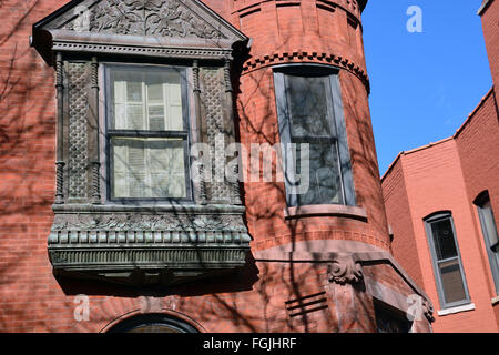 Windows e mattoni a vista su un tardo XIX secolo home su fullerton avenue nel Lincoln Park quartiere di Chicago, Illinois. Foto Stock
