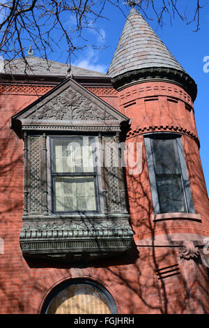 Windows e mattoni a vista su un tardo XIX secolo home su fullerton avenue nel Lincoln Park quartiere di Chicago, Illinois. Foto Stock