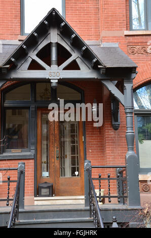 Portico frontale su un ritardo di casa del XIX secolo vicino al lago Michigan su fullerton avenue nel Lincoln Park quartiere di Chicago. Foto Stock