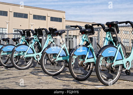 Bay Area bike sharing biciclette parcheggiate in San Francisco Ferry building area, come si vede dalla passeggiata pubblica Foto Stock