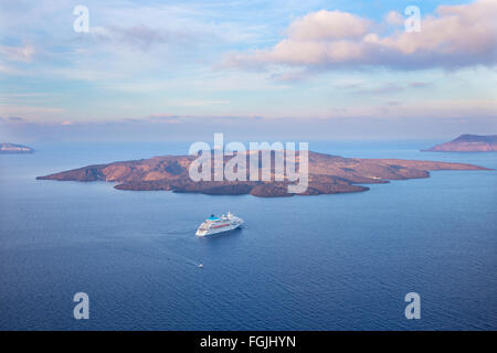 SANTORINI, Grecia - 5 ottobre 2015: l'outlook su Imerovigili a caldera con le crociere e Nea Kameni Island. Foto Stock